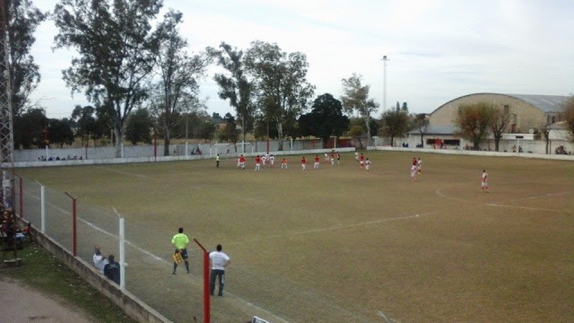 Un hombre murió tras desplomarse en plena cancha de fútbol en San Rafael